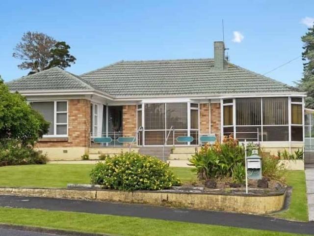 Freshly Renovated 3 Bedroom Home in Prime Hillcrest Location