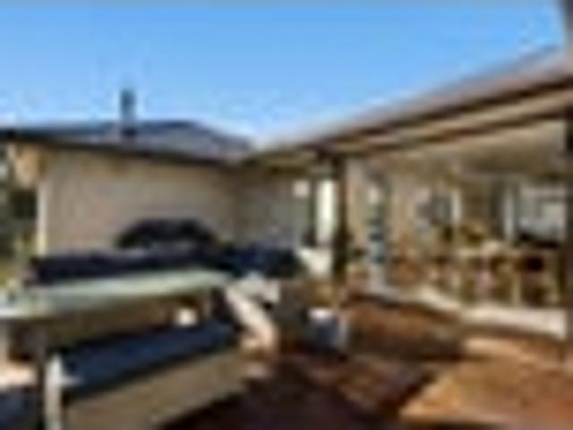 Freshly Renovated Family Living on 1,131m2 +/