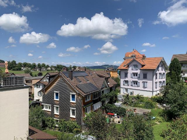 Frisch sanierte 3.5 Zimmer Wohnung mit Blick ins Grüne