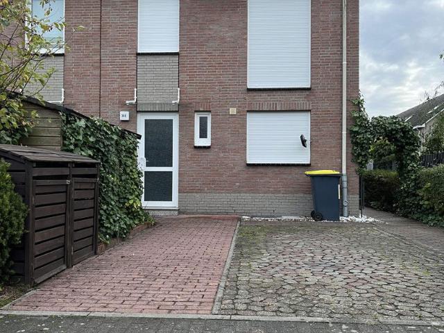 Reihenmittelhaus zwischen S Bahnhof Atillastr. und Südende
