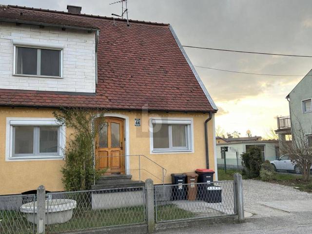 FRISCH RENOVIERT MIT POTENTIAL AUF ZWEIFAMILIENHAUS