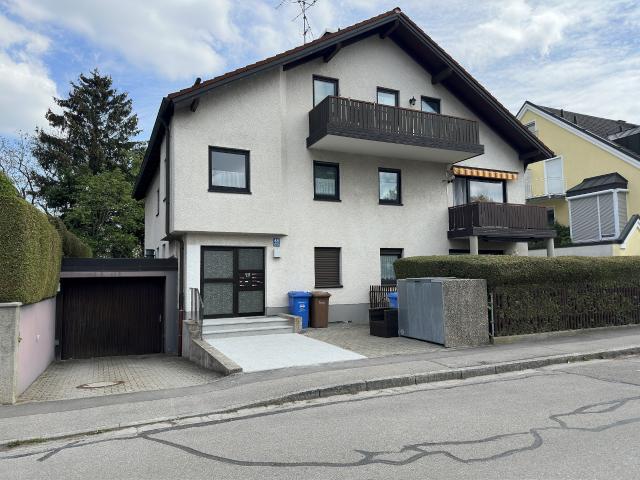 Frisch Renoviert Dachgeschosswohnung in ruhiger Lage mit großzügigem Balkon und Tiefgaragenstellplatz