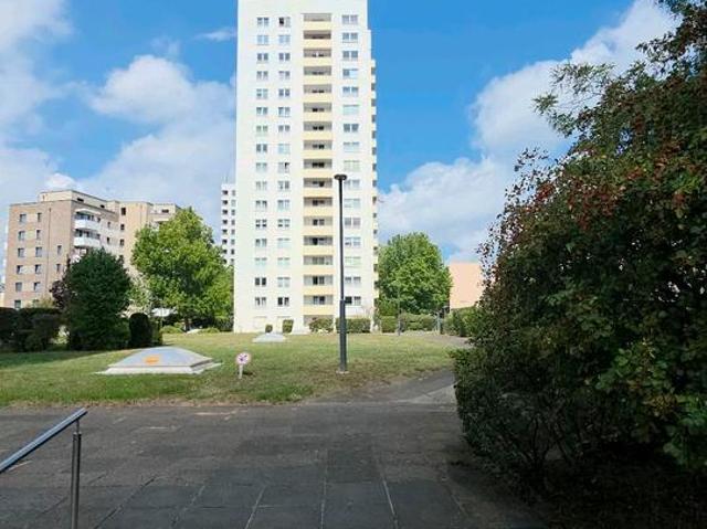 Neu renovierte 4 Zimmer Wohnung mit Balkon