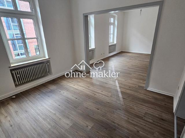 Frisch renovierte 2 Zimmer Wohnung mit hellem Wohnbereich in zentraler Lage