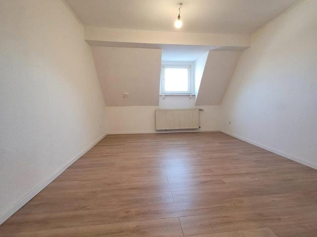 frisch renovierte 3 bzw. 4 Raum DG Wohnung, frei ab sofort