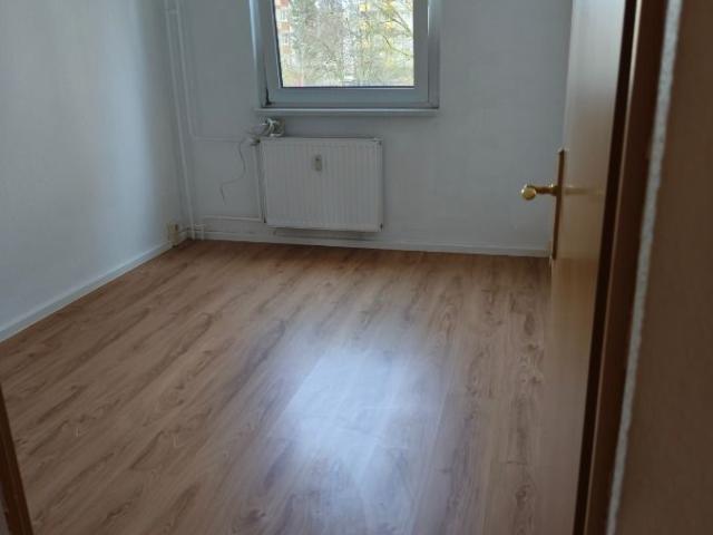 Helle renovierte 3 Raum Wohnung mit Badewanne und Balkon