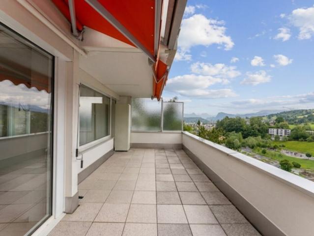 Frisch renovierte 3.5 Zimmer Wohnung mit schöner Terrasse und traumhafter Aussicht in Kriens