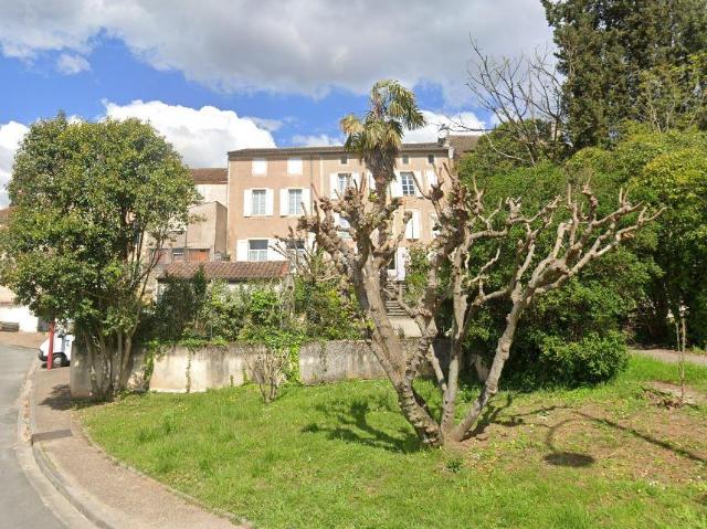 Fumel: Presbytere Sur 572 M² De Terrain Avec Garage, Abri Et. 475m² Fumel