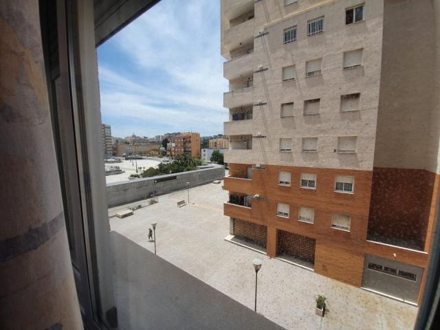 FUNCIONARIOS Alquiler de piso junto Corte Inglés. 3 habitaciones, amueblado y plaza de garaje incluida