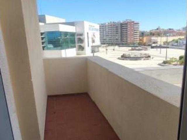 FUNCIONARIOS Alquiler de piso junto Corte Inglés. 3 habitaciones, amueblado y plaza de garaje incl
