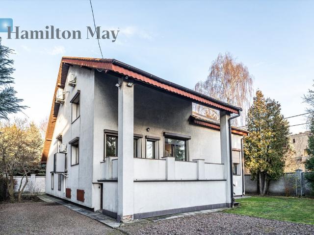 Funkcjonalny biurowiec 158 m² z parkingiem i ogrodem