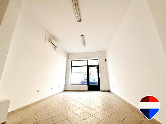Funkcjonalny lokal usługowy 44 m² z dużą witryną