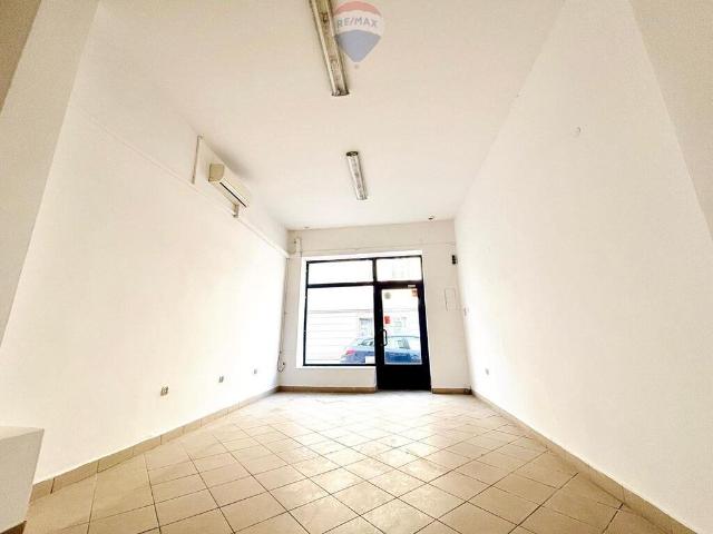 Funkcjonalny lokal usługowy 44 m² z dużą witryną i dostępem od ulicy