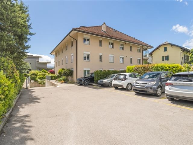 Funktionale Wohnung mit großzügigem Wohnzimmer und Balkon