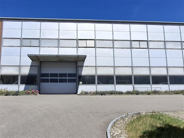 Funktionale Gewerbehalle 861 m2 mit grosser Raumhöhe und Büroeinheit