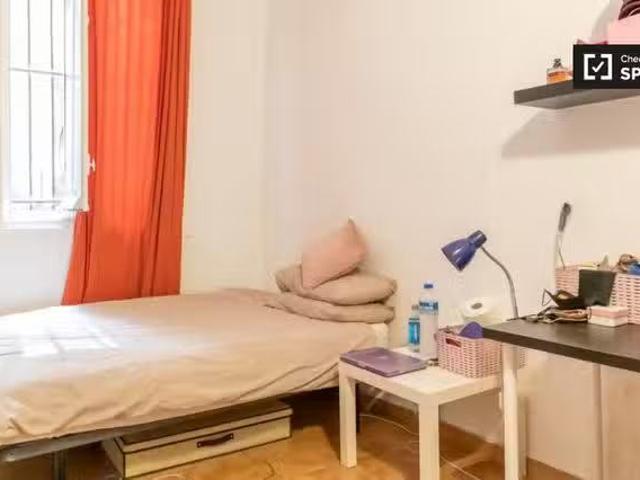 Funky room en alquiler en piso de 4 dormitorios en Centro, Mad.
