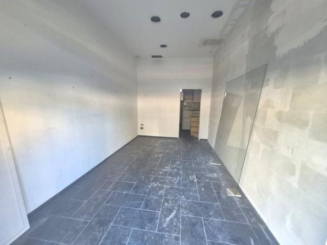 Fuorigrotta Via Diocleziano Locale 36 mq Buono Stato
