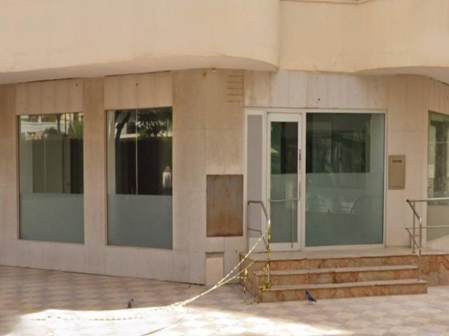 Fuengirola | Local Comercial Con Gran Fachada Y Alta Visibilidad Cerca Del Puerto