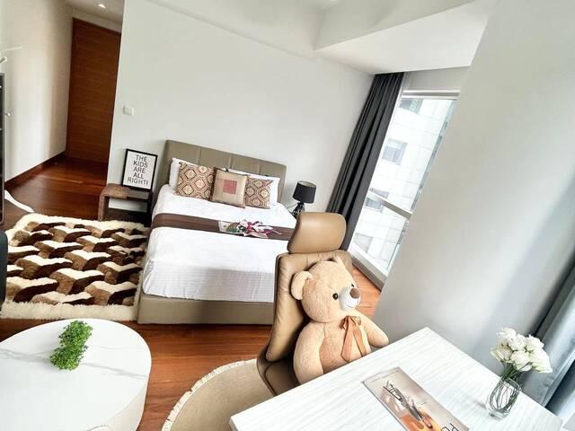Full Furnish Big Master Room Raffles place MRT.!