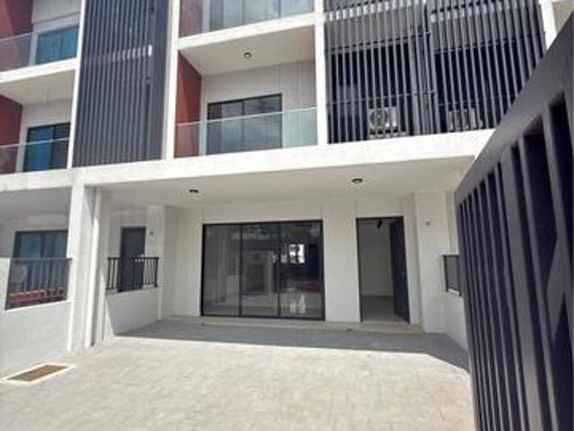 Full Loan Cashback New 3 Storey House 5 Room 5 Bath Move In Ready
