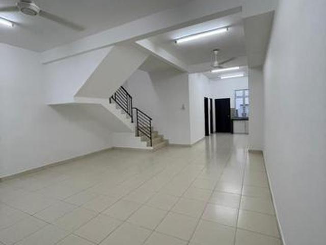 full loan TMN SCIENTEX UTAMA near highway 25 storey terrace original