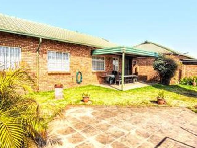 full title 3 bedroom house in comple.