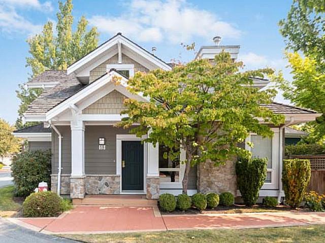Fully detached Townhouse In Well maintained Complex!