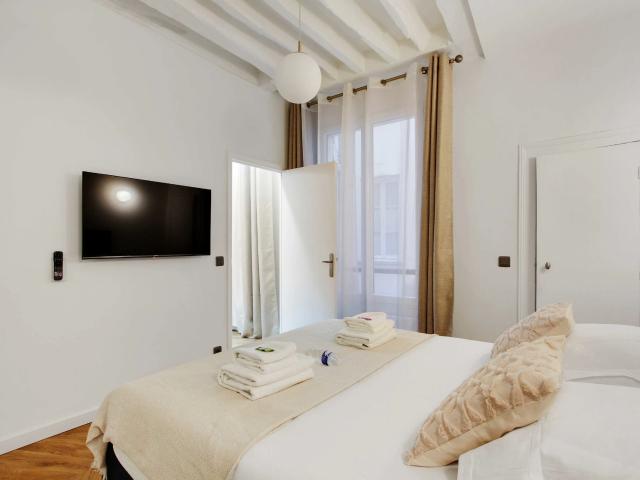 Fully equipped flat for two or three people in the centre of Paris. Very functional accommodation