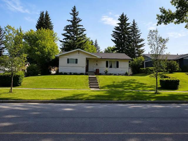Fully Furnished 3 Bedroom Home Across from Confederation Park – Ideal for Fami