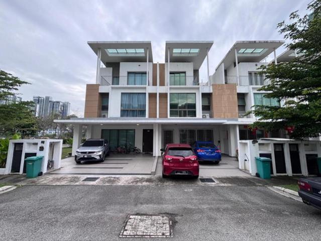 Fully Furnished 3 STOREY TERRACE LAKE POINT RESIDENCE CYBERJAYA