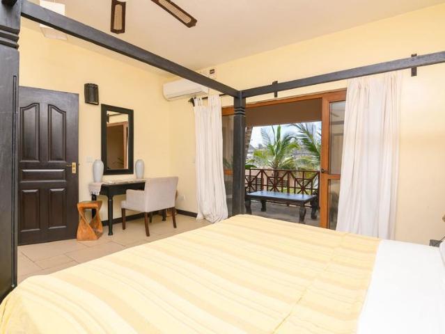 Fully Furnished 2 Bedroom Beachfront Apartment 3ke1633