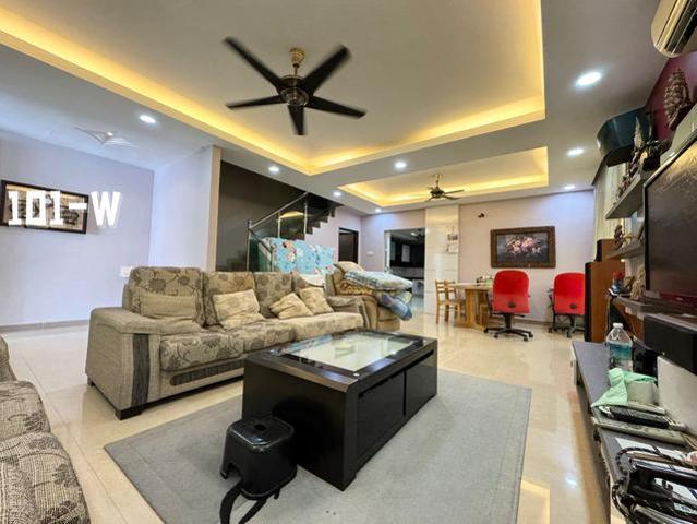 Fully Furnished 42x65 4R3B Aman Perdana 2Sty Cornerlot SemiD Klang