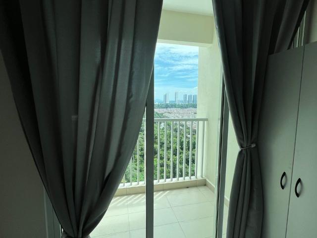 Fully Furnished Balcony Queen Bedroom @ Residence @ Suasana Damai @ MALE/MIXED UNIT