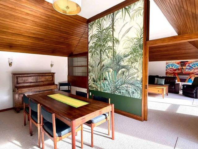 FULLY FURNISHED EXECUTIVE LIVING FAMILY HOME IN SUPERB LOCATION!
