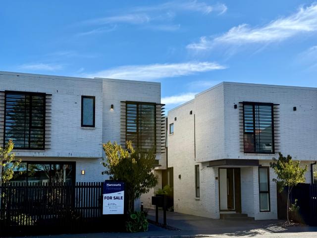 FULLY FURNISHED EXECUTIVE SPACIOUS TOWNHOUSE!