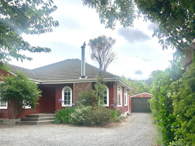 FULLY FURNISHED FAMILY HOME IN PRIME LOCATION!