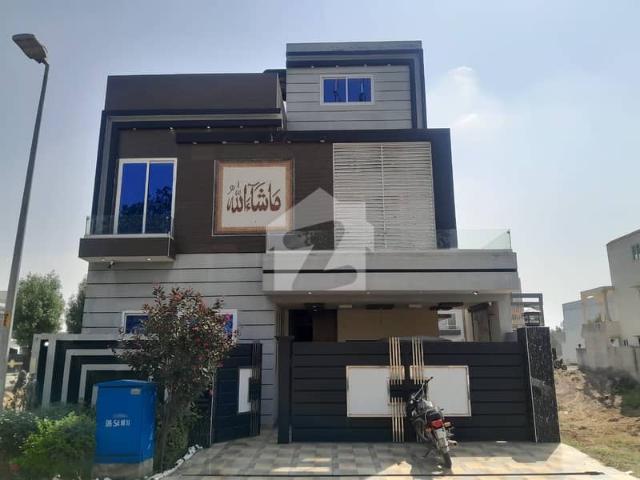 Fully furnished house facing park 8 marla house available for sale in phase one