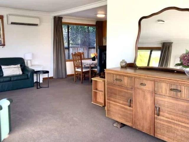 FULLY FURNISHED IMMACULATE FAMILY HOME IN QUIET LOCATION!