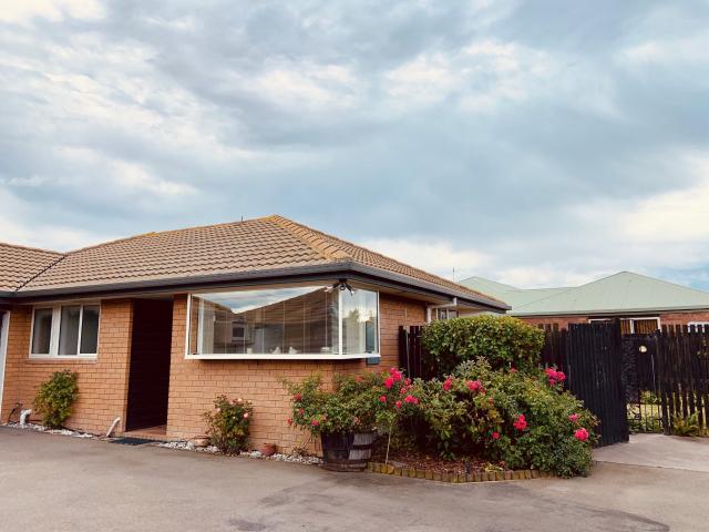 Fully Furnished Immaculate Rear Townhouse!