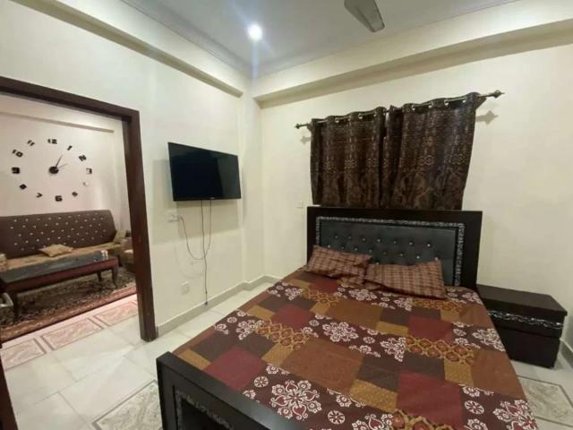 Fully furnished one bed room per dy apartment for rent Islamabad E 11 ID 43459