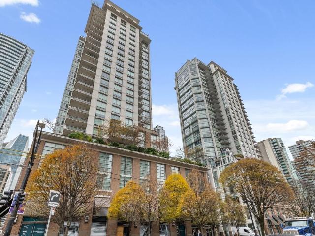 Fully furnished luxury 2 bed 2 bath 1 den condo in heart of downtown