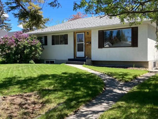 Fully Furnished, Move In Ready 5 Bdrm Home Near Mount Royal University