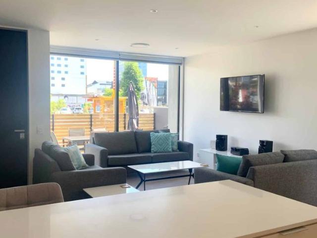Fully Furnished Modern Executive Inner City Spacious Apartment!