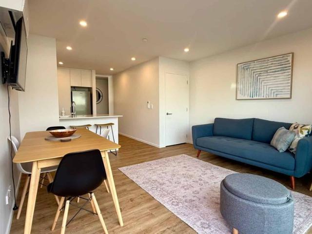 FULLY FURNISHED MODERN STYLISH TOWNHOUSE IN PRIME LOCATION! AVAILABLE NOW!