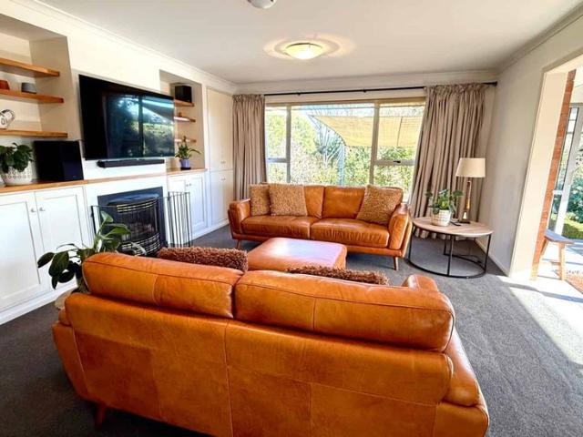 FULLY FURNISHED SPACIOUS FAMILY HOME ON STUNNING GARDEN SETTING!
