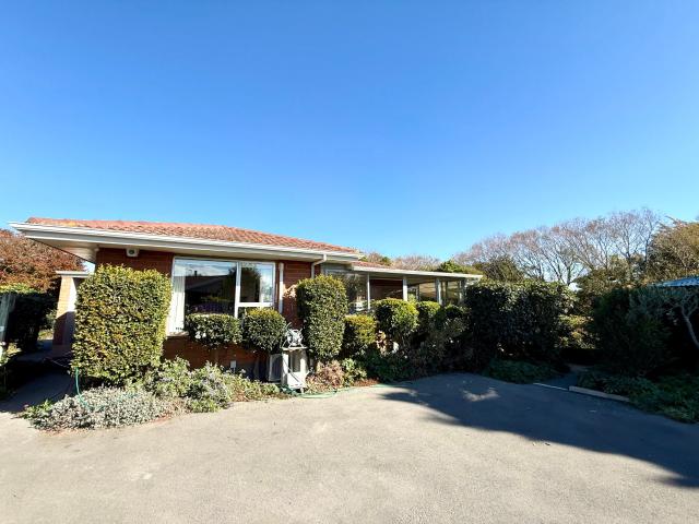 FULLY FURNISHED SPACIOUS FAMILY HOME ON STUNNING GARDEN SETTING!