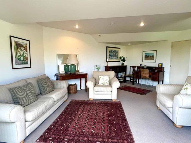 FULLY FURNISHED SPACIOUS TOWNHOUSE IN PRIME HILLTOP LOCATION!