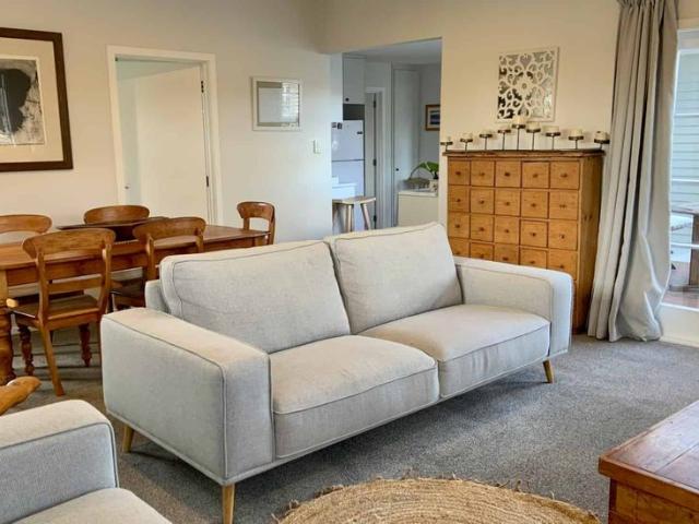 FULLY FURNISHED STYLISH BUNGALOW IN THE HEART OF BECKENHAM LOOP