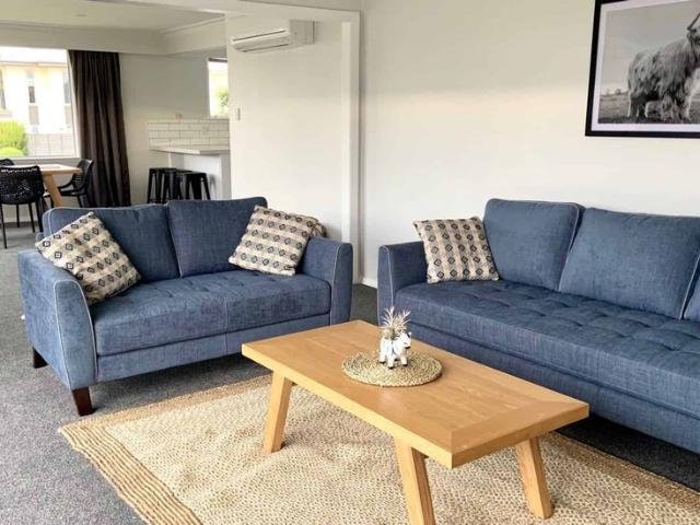 Fully Furnished Stylish Renovated Large Family Home in Prime Location!