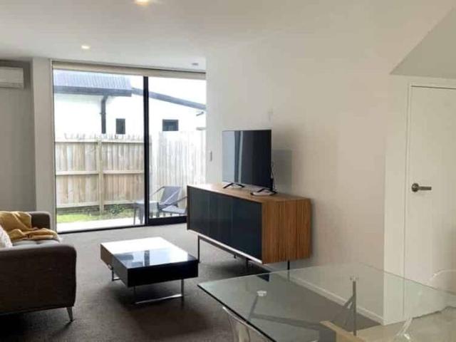 FULLY FURNISHED STYLISHLY PRESENTED CITY TOWNHOUSE!